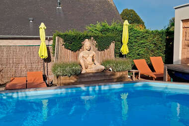 SeaNat_zittende_boeddha_zwembad_zonnebaden_blootlocatiesnl -  - Vakantieresort